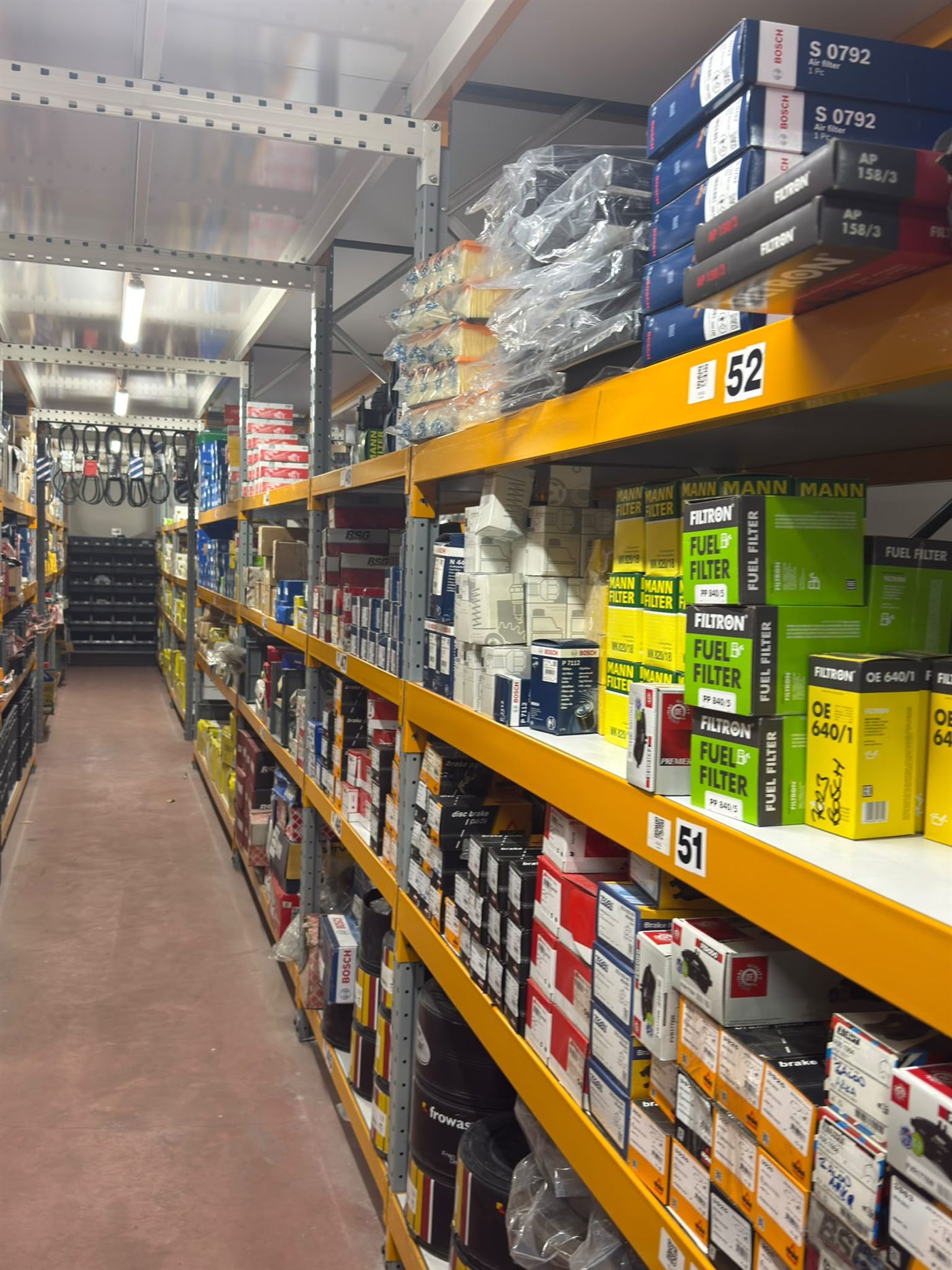 OTO MARKET mağaza cephesi — marka logoları