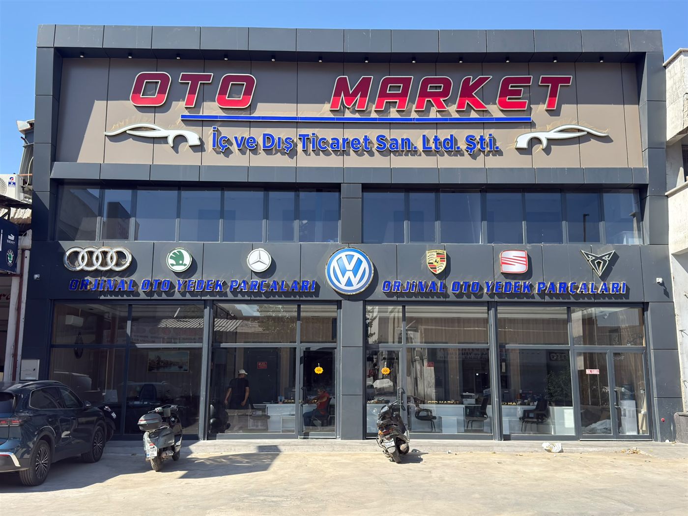 OTO MARKET depo koridoru — yedek parça rafları